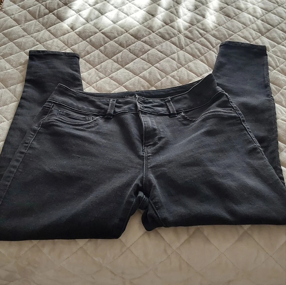 Woman Black Jean - Picture 3 of 4